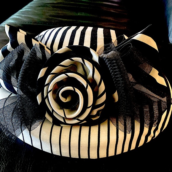 She”s Line New York Accessories - She’s Line New York black and white hat